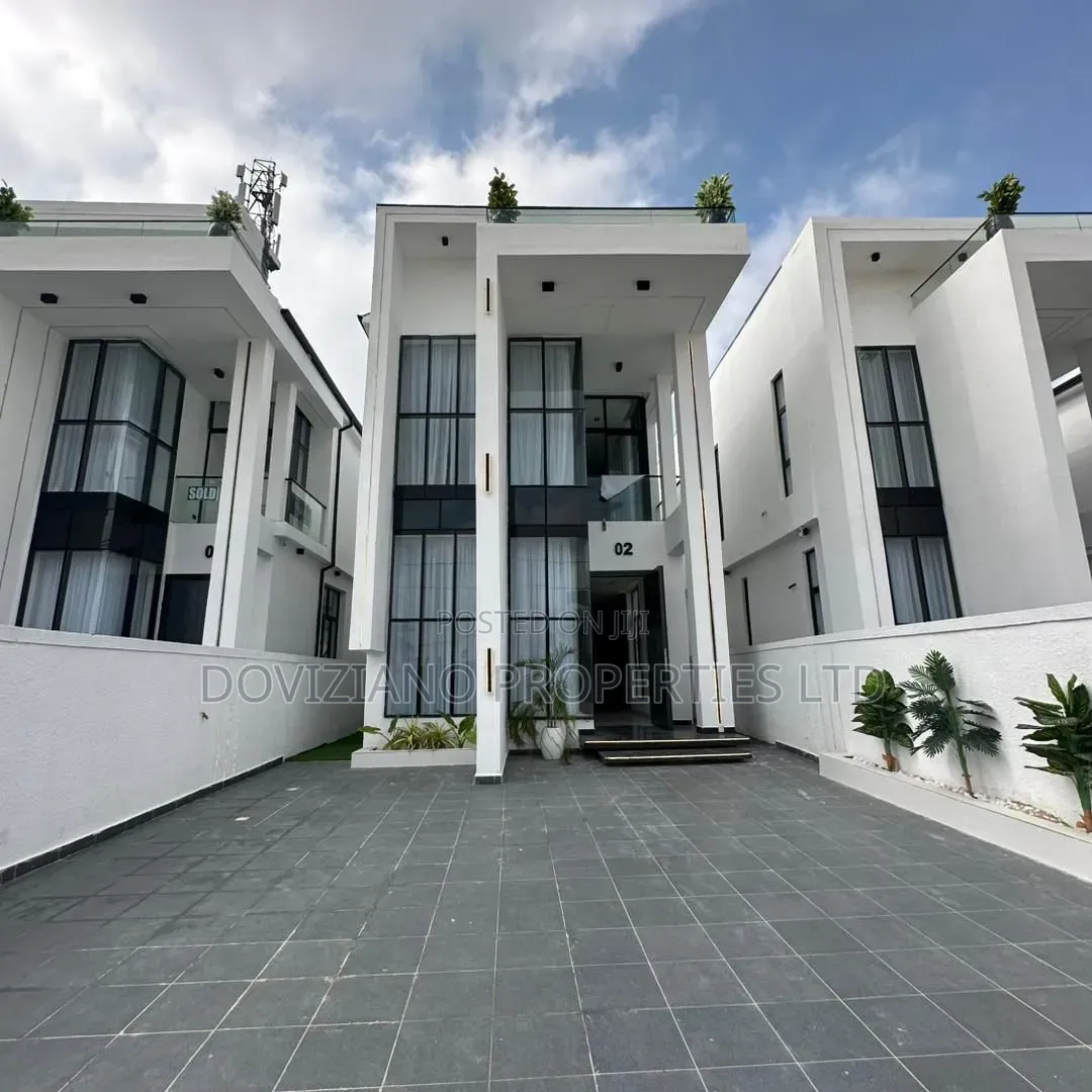 5bdrm Duplex in Ikota for sale in Ikota