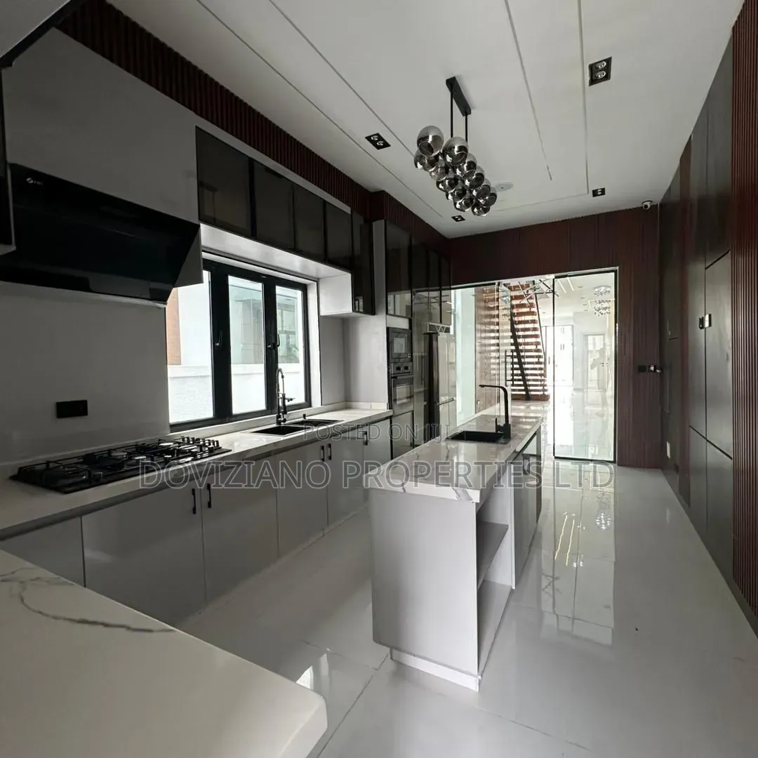 5bdrm Duplex in Ikota for sale in Ikota