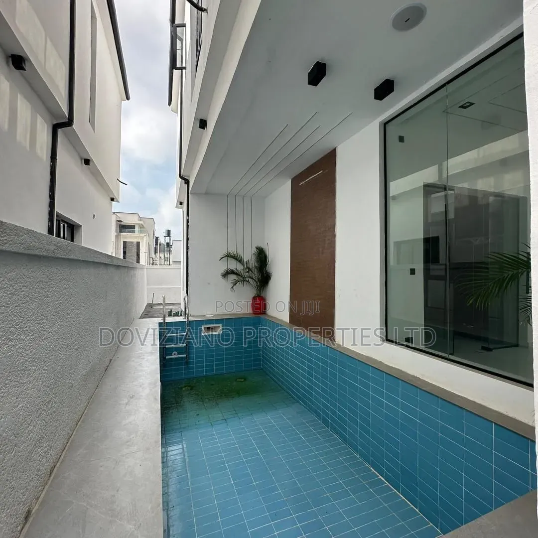 5bdrm Duplex in Ikota for sale in Ikota