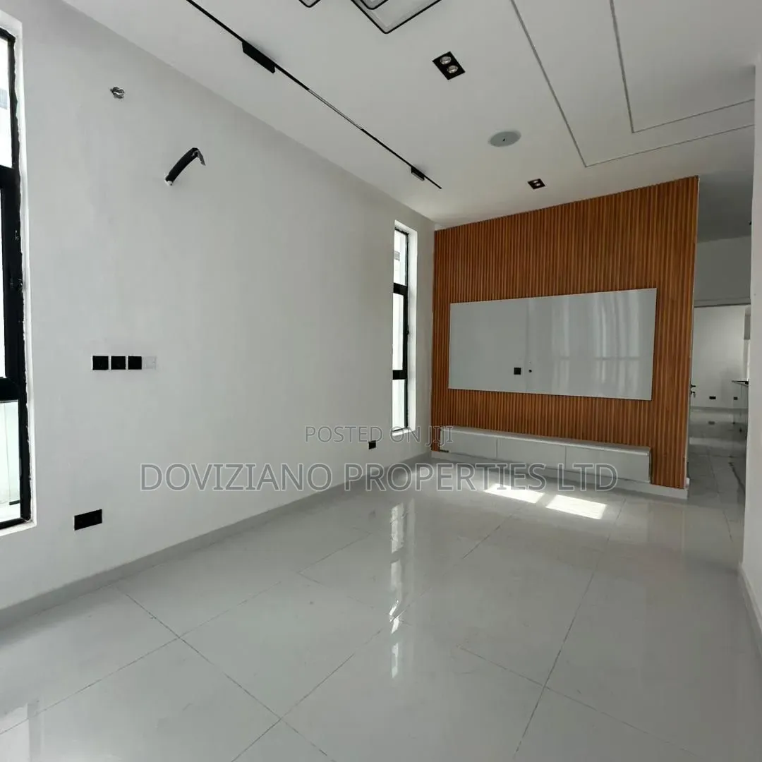 5bdrm Duplex in Ikota for sale in Ikota