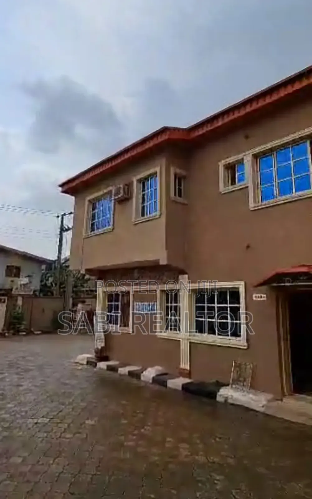 21 Rooms Hotel at Baruwa With Gym 3halls Big Mikano Generator on 3plots in Baruwa