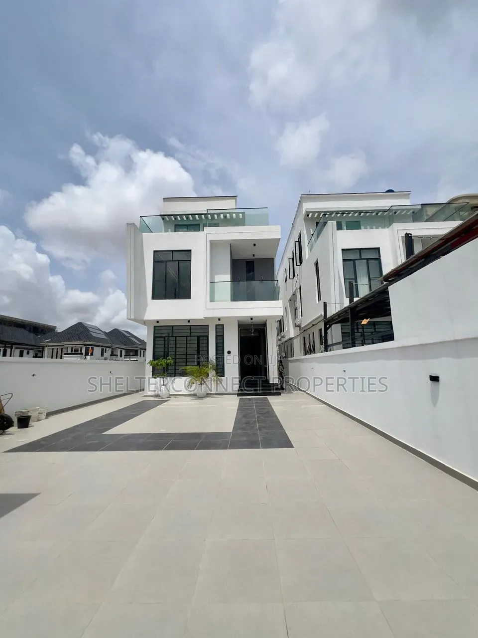 5bdrm Duplex in Lekki Phase 1 for sale in Lekki Phase 1