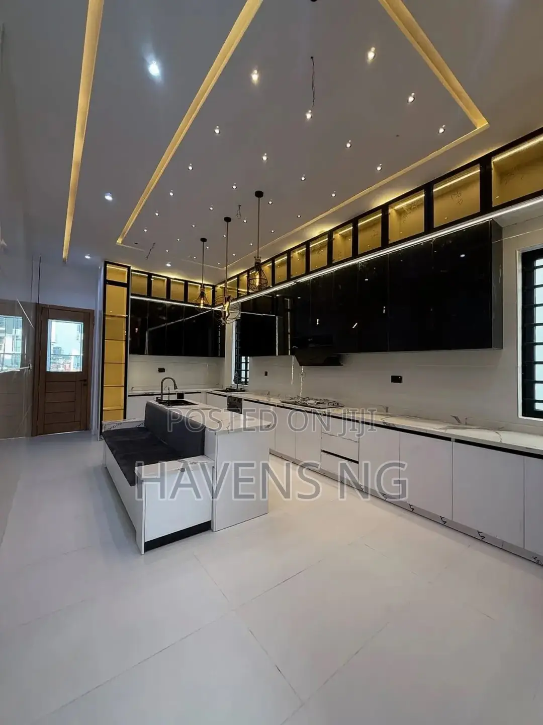 5bdrm Duplex in Ikota for sale in Ikota