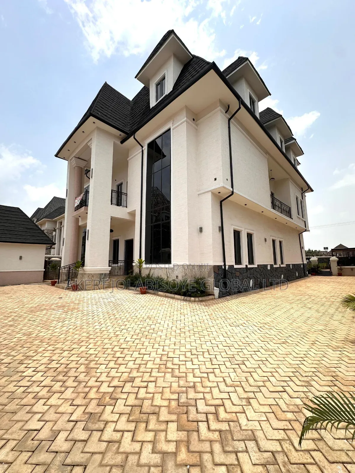 7bdrm Duplex in In An Estate for sale in Gwarinpa