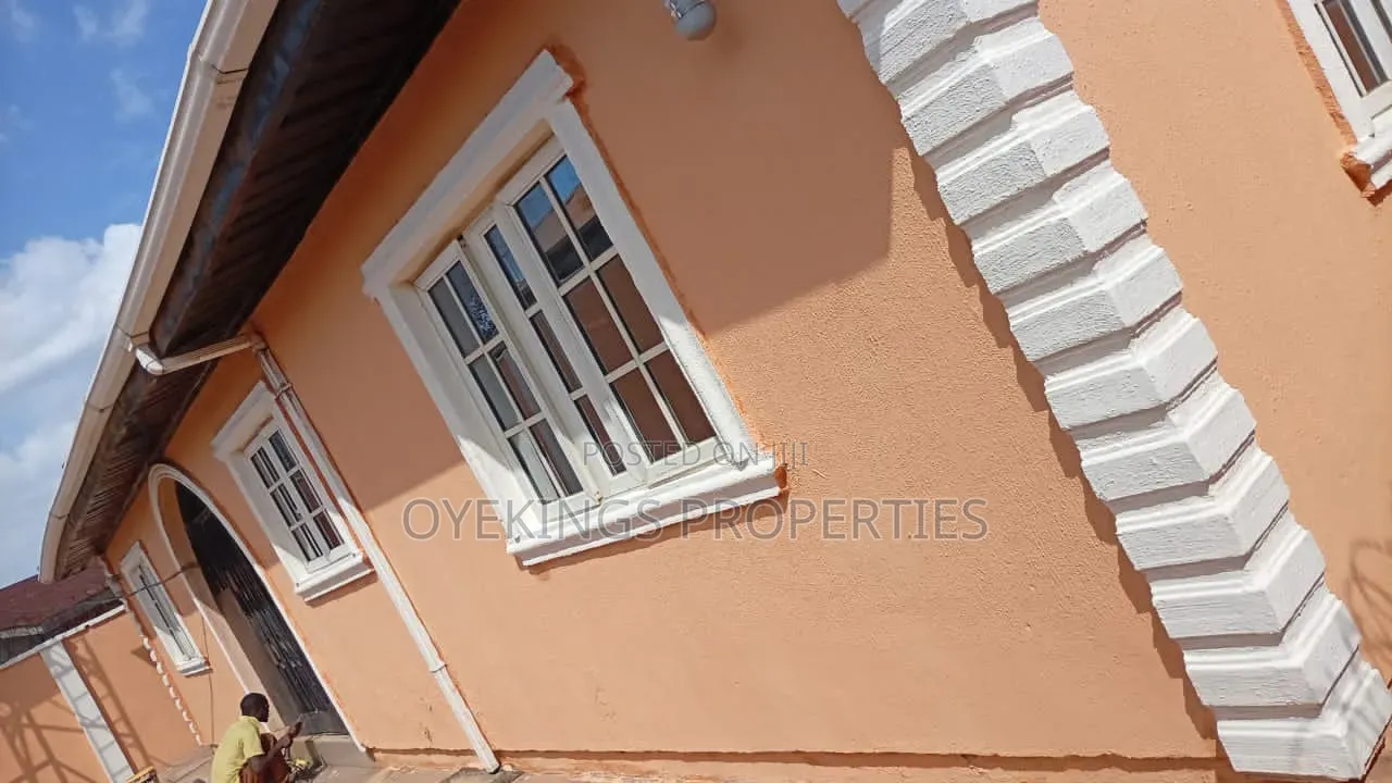 4bdrm Bungalow in Hassan Block, Oluyole Estate for sale in Oluyole Estate