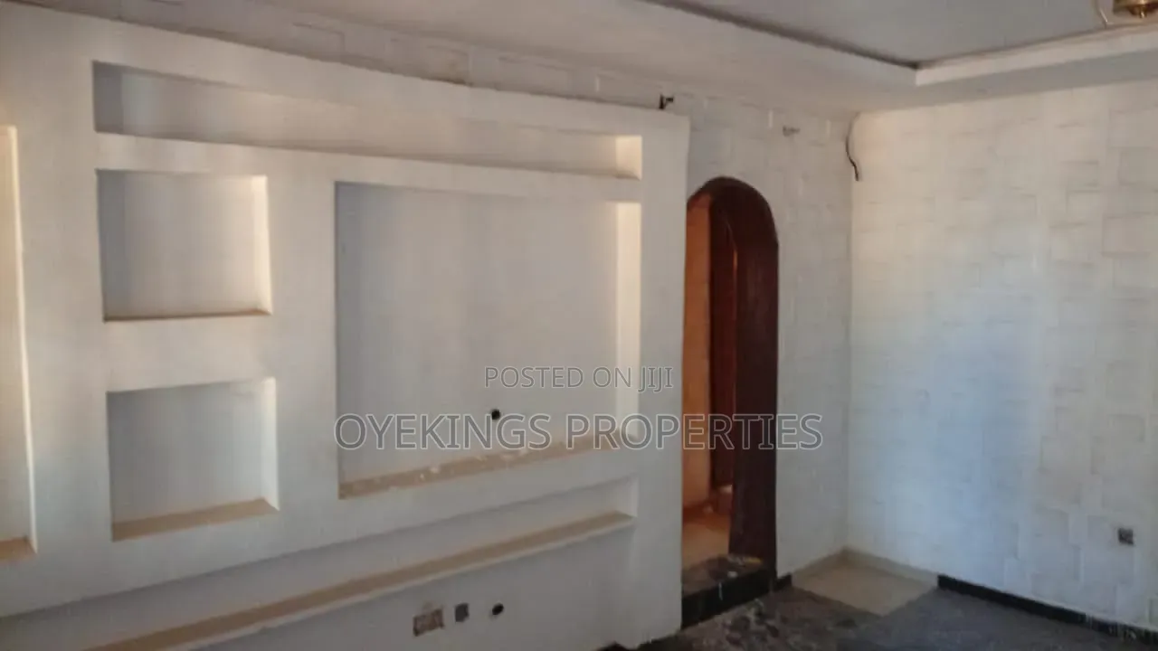 4bdrm Bungalow in Hassan Block, Oluyole Estate for sale in Oluyole Estate