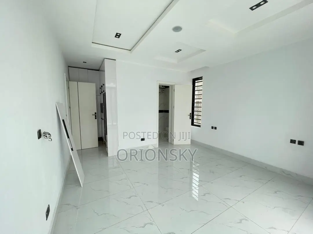 Furnished 2bdrm Block of Flats in Freedom Way, Lekki Phase 2 for sale in Lekki Phase 2