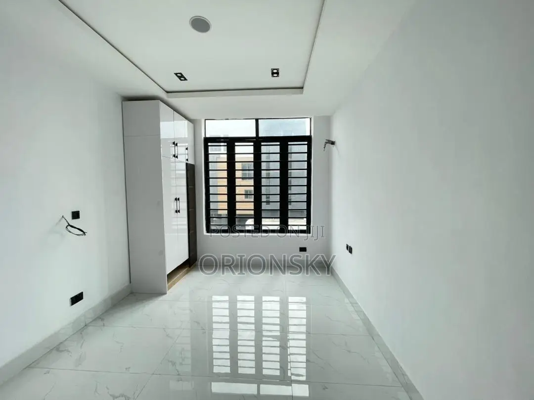 Furnished 2bdrm Block of Flats in Freedom Way, Lekki Phase 2 for sale in Lekki Phase 2