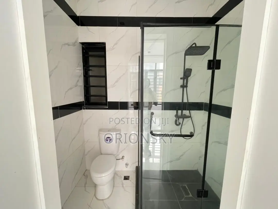 Furnished 2bdrm Block of Flats in Freedom Way, Lekki Phase 2 for sale in Lekki Phase 2