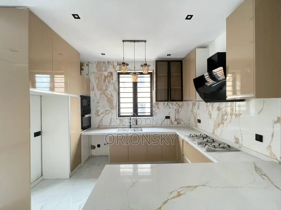 Furnished 2bdrm Block of Flats in Freedom Way, Lekki Phase 2 for sale in Lekki Phase 2