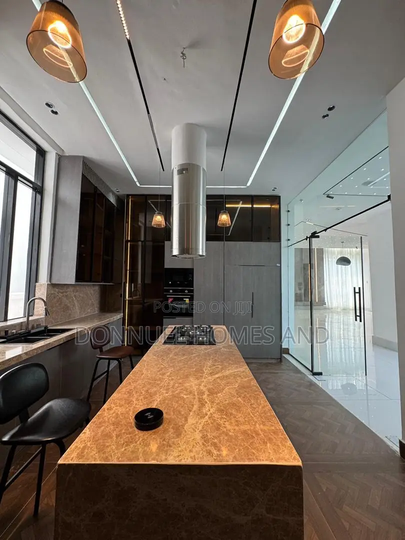 6bdrm Duplex in Chevron for sale in Chevron