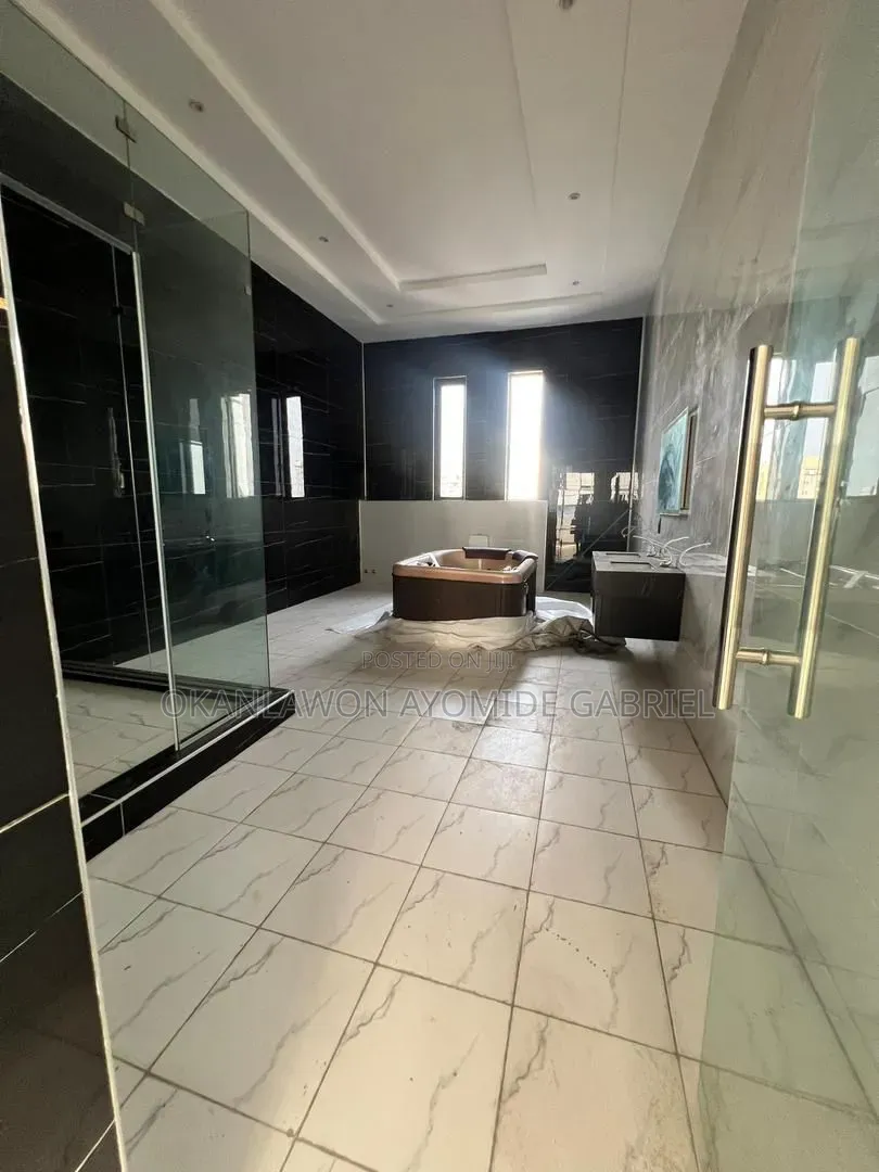 5bdrm Duplex in Ikate for sale in Ikate