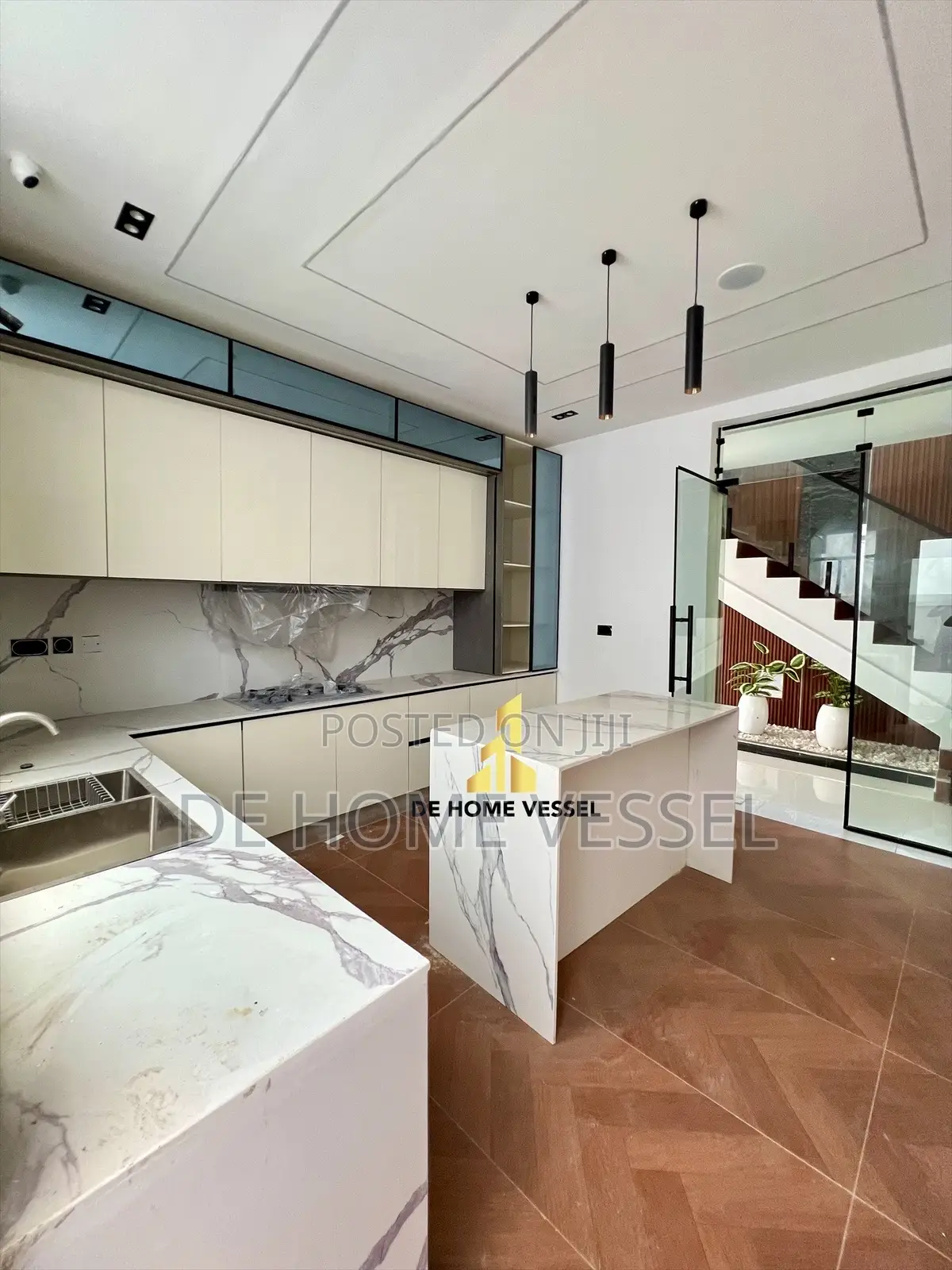 5bdrm Duplex in Chevron for sale in Chevron