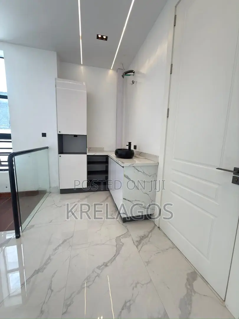5bdrm Duplex in Lekki Phase 1 for sale in Lekki Phase 1