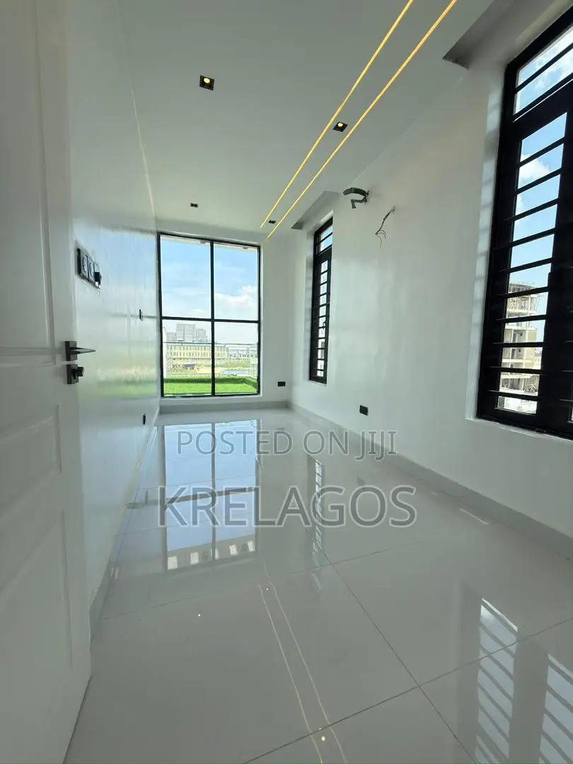 5bdrm Duplex in Lekki Phase 1 for sale in Lekki Phase 1