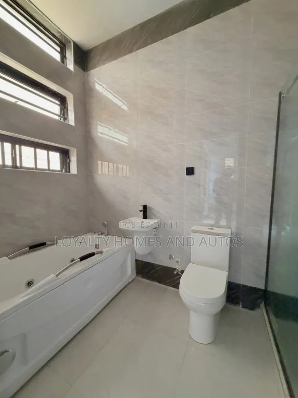 5bdrm Duplex in Ikota for sale in Ikota