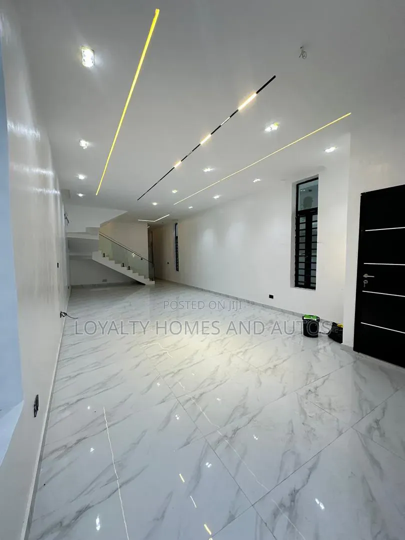 5bdrm Duplex in Ikota for sale in Ikota