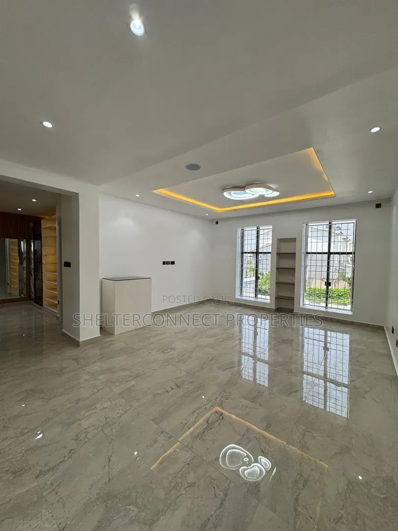 5bdrm Duplex in Lekki Phase 1 for sale in Lekki Phase 1