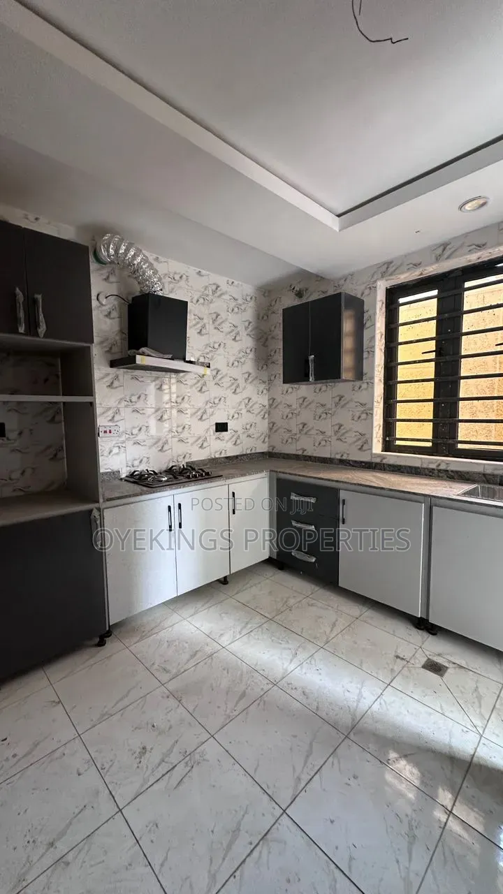 4bdrm Duplex in Adeoyo Gra for sale in Adeoyo