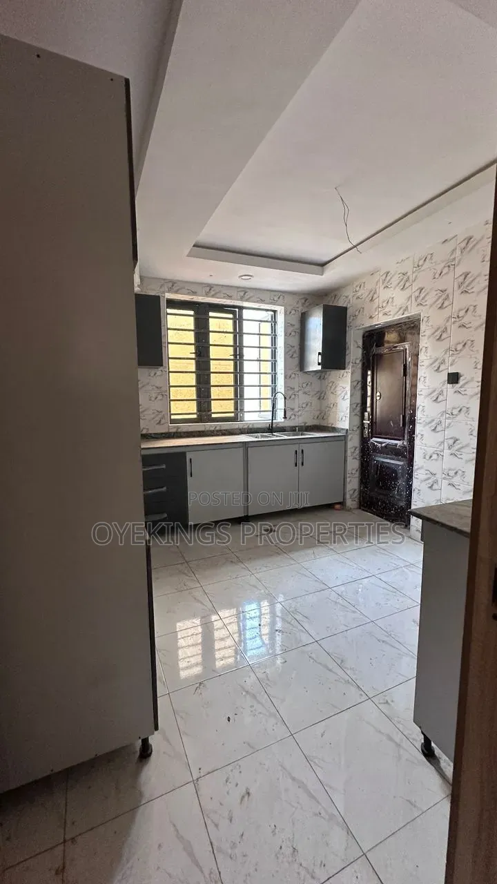 4bdrm Duplex in Adeoyo Gra for sale in Adeoyo