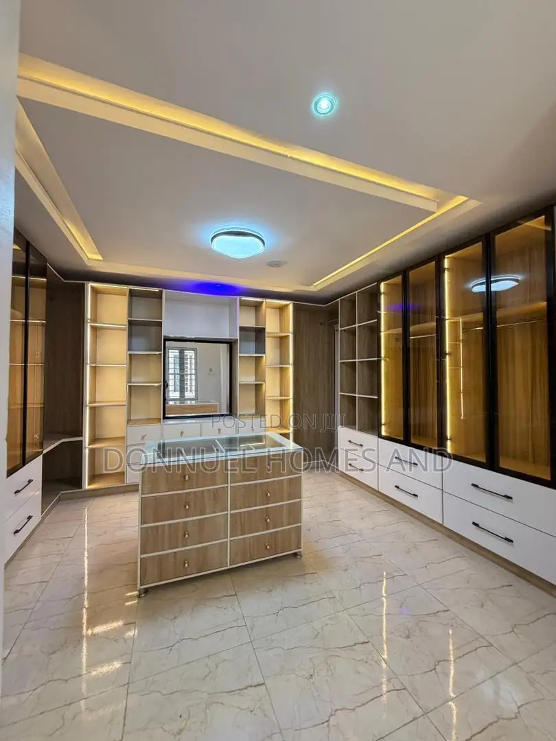 5bdrm Duplex in Chevron for sale in Chevron