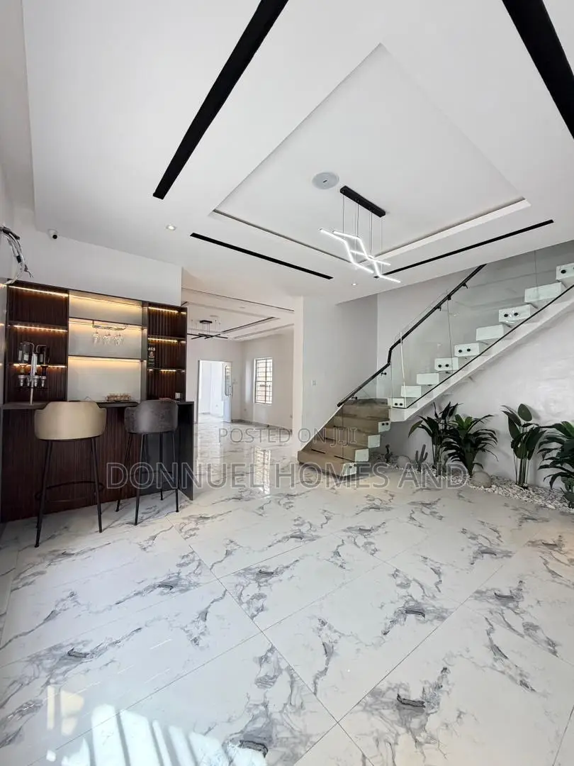 5bdrm Duplex in Chevron for sale in Chevron