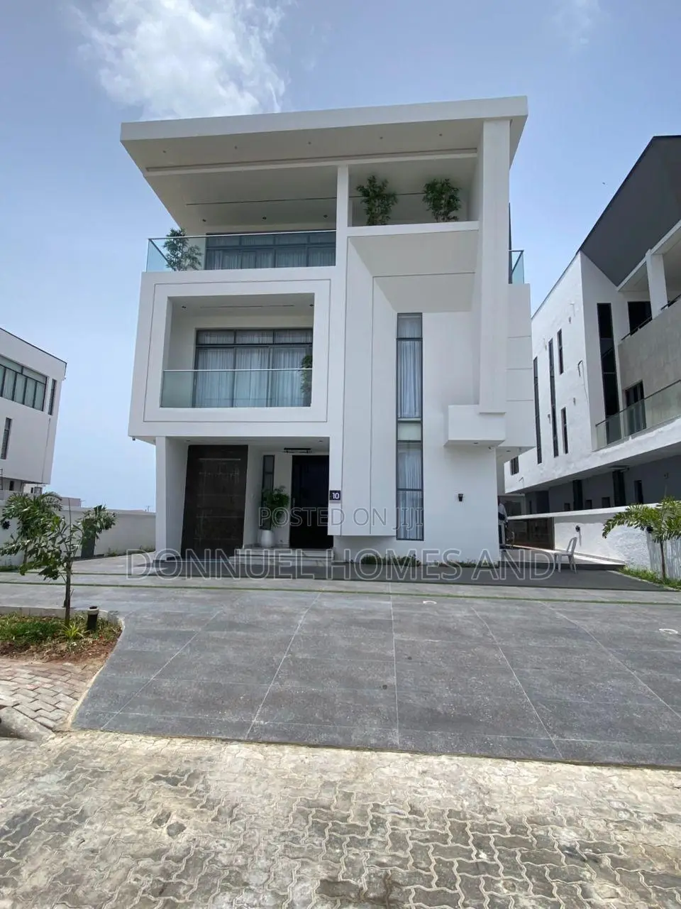 5bdrm Duplex in Ikate for sale in Ikate