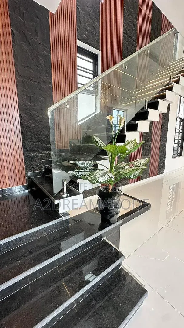 5bdrm Duplex in Chevron for sale in Chevron