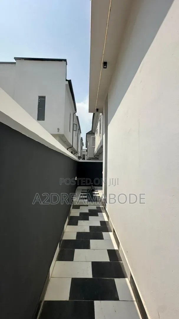 5bdrm Duplex in Chevron for sale in Chevron