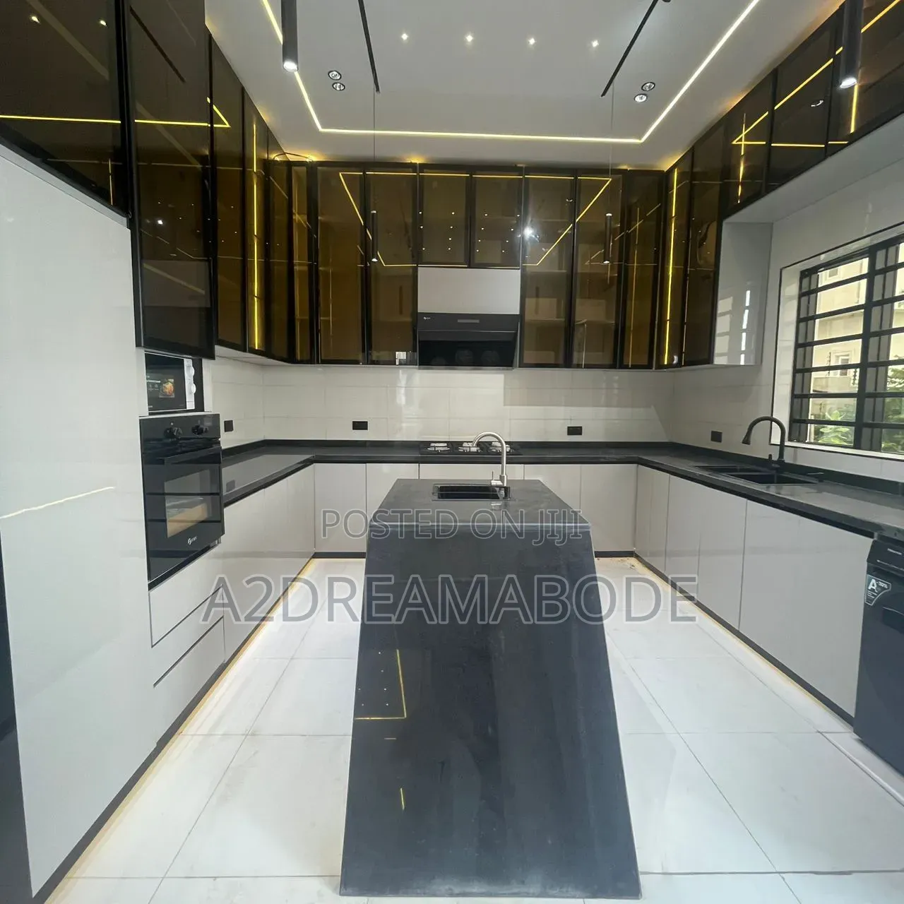 5bdrm Duplex in Chevron for sale in Chevron