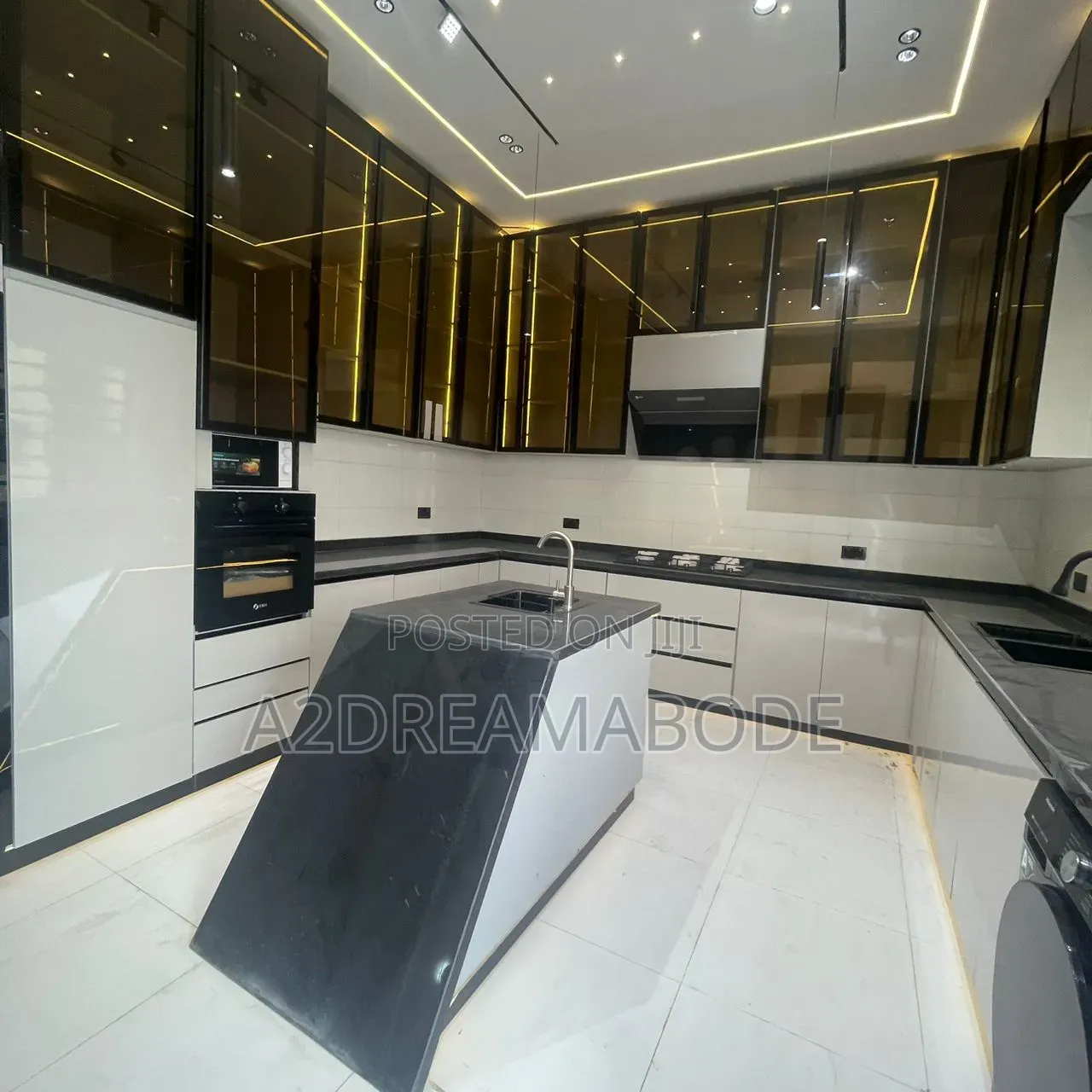 5bdrm Duplex in Chevron for sale in Chevron