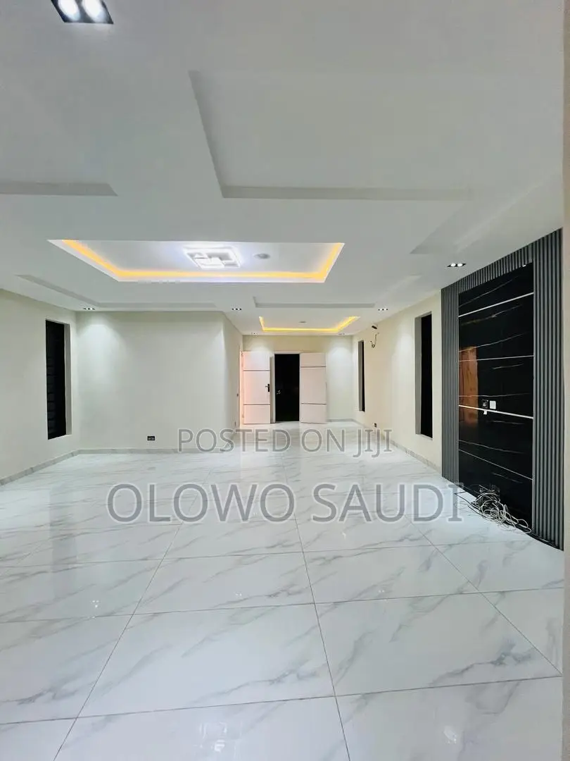 5bdrm Duplex in Ologolo for sale in Ologolo