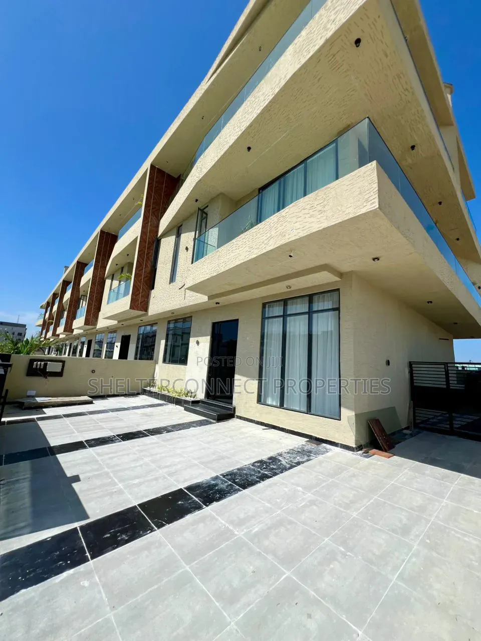 4bdrm Duplex in Chevron for sale in Chevron