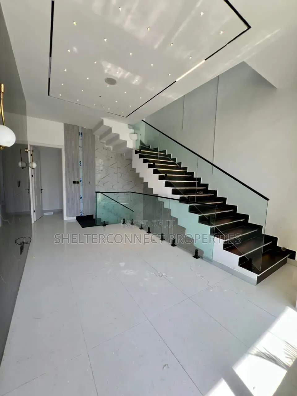 4bdrm Duplex in Chevron for sale in Chevron