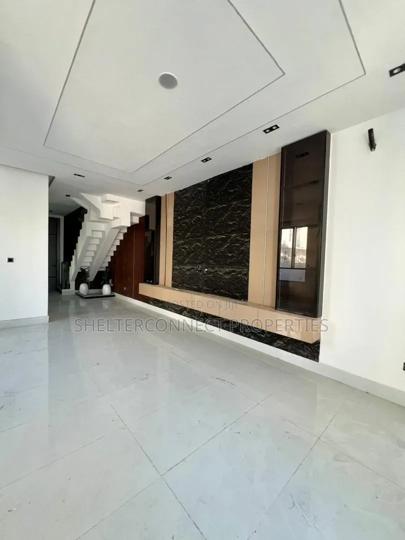 5bdrm Duplex in Chevron for sale in Chevron