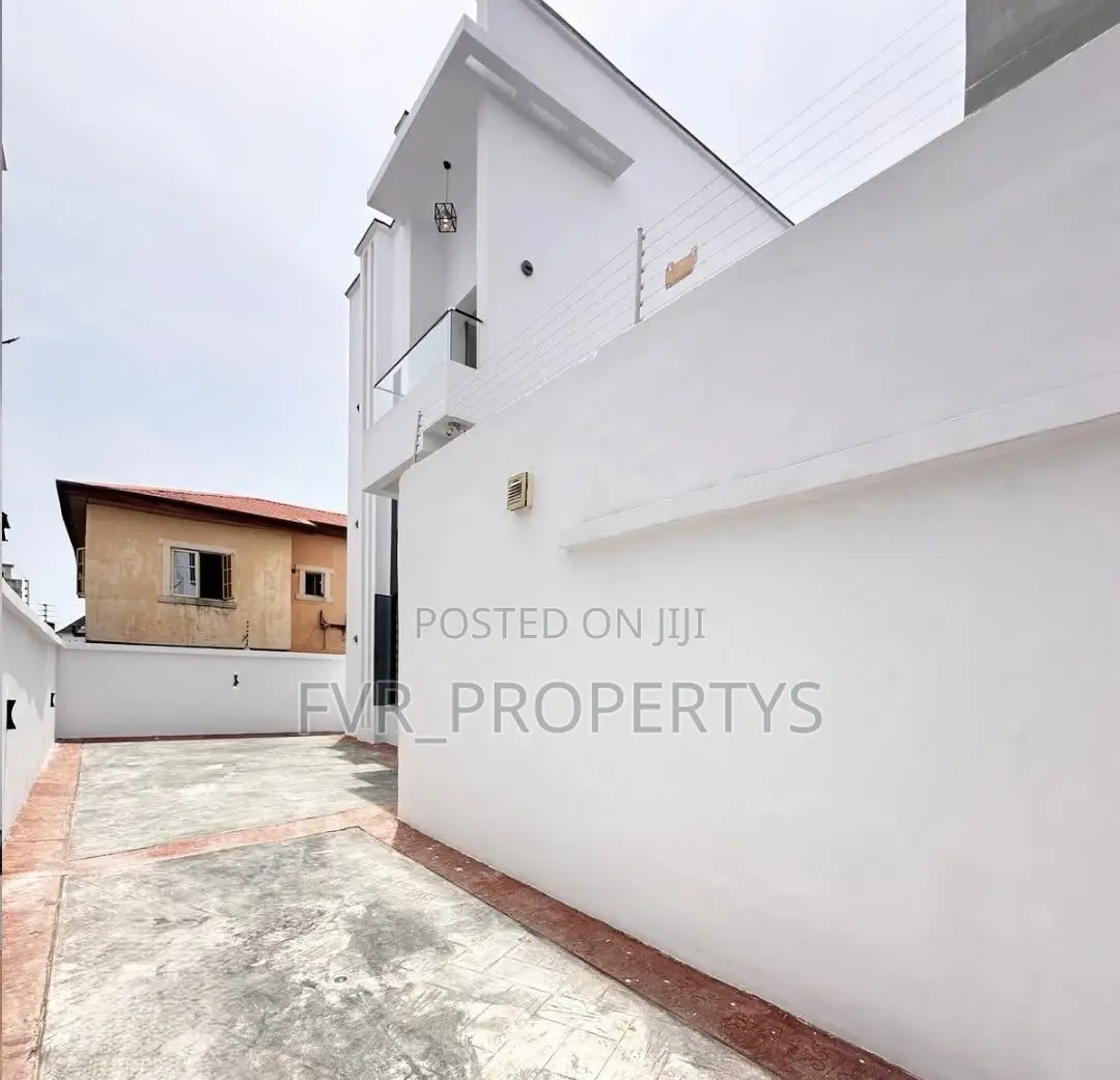 4bdrm Apartment in Chervon Estate, Chevron for rent in Chevron