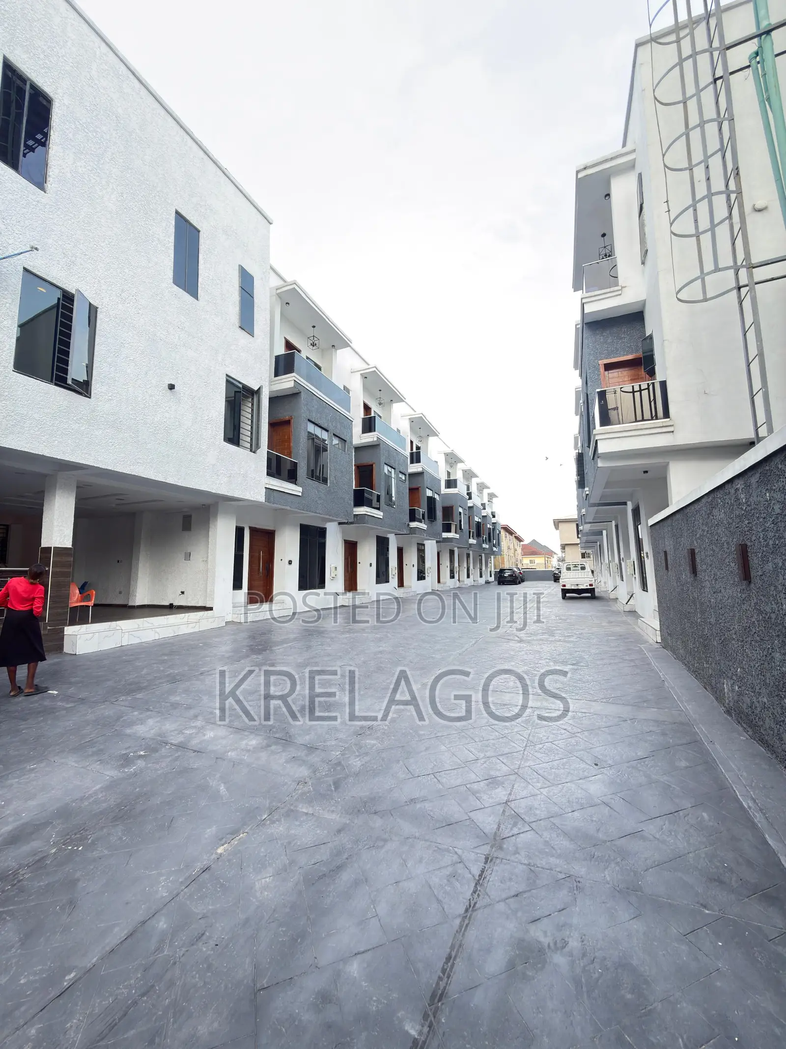 4bdrm Duplex in Chevron for sale in Chevron
