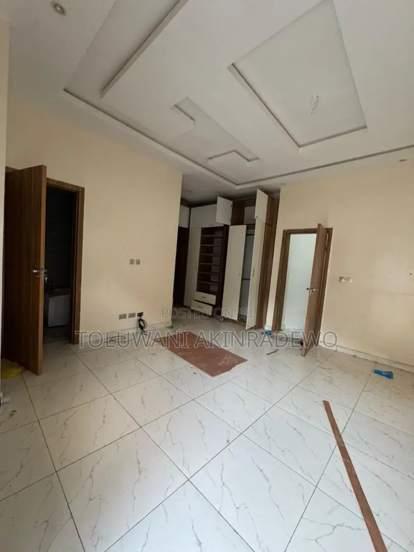 Mini Flat in Ikota for rent in Ikota