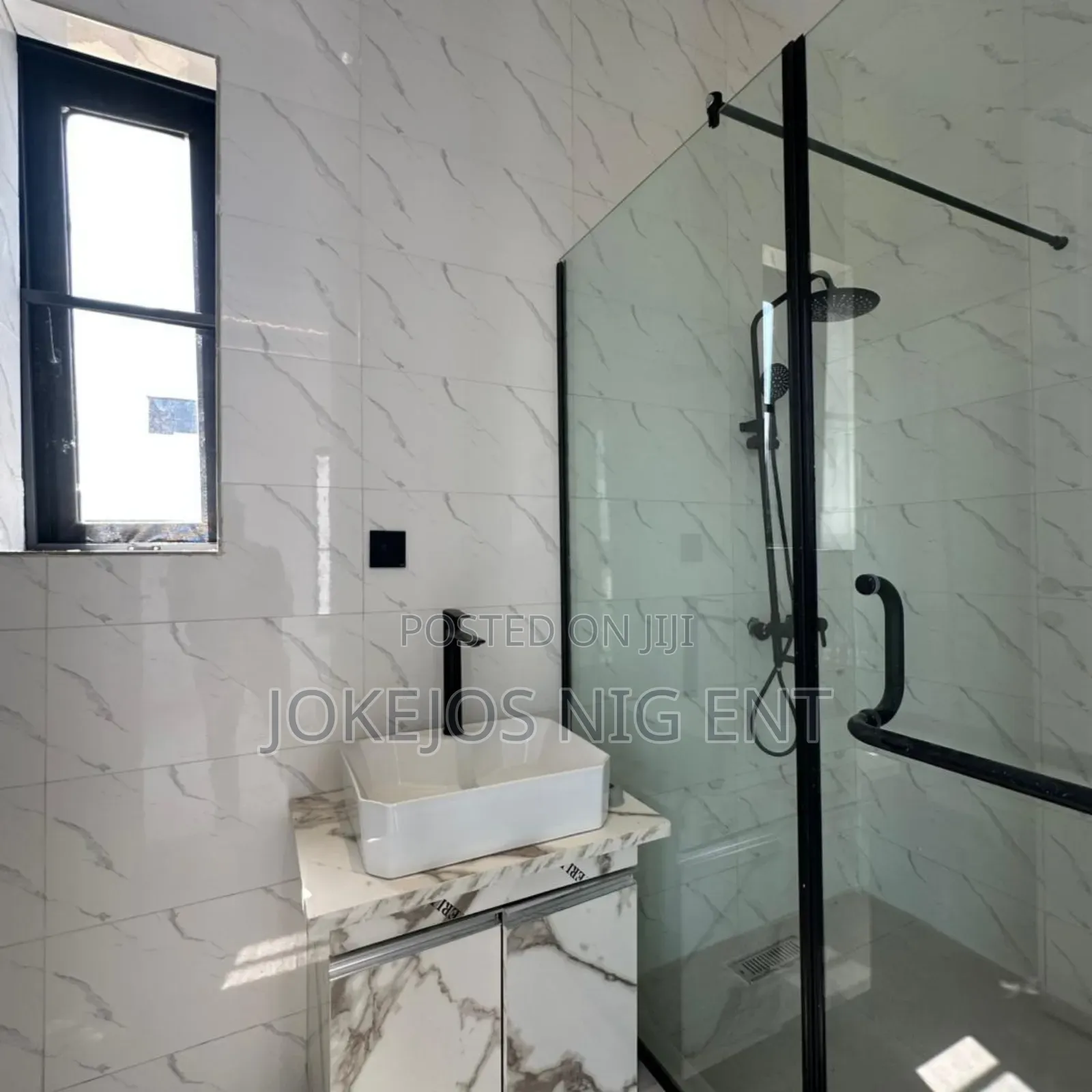 5bdrm Duplex in Orchid Road, Lafiaji for sale in Lafiaji
