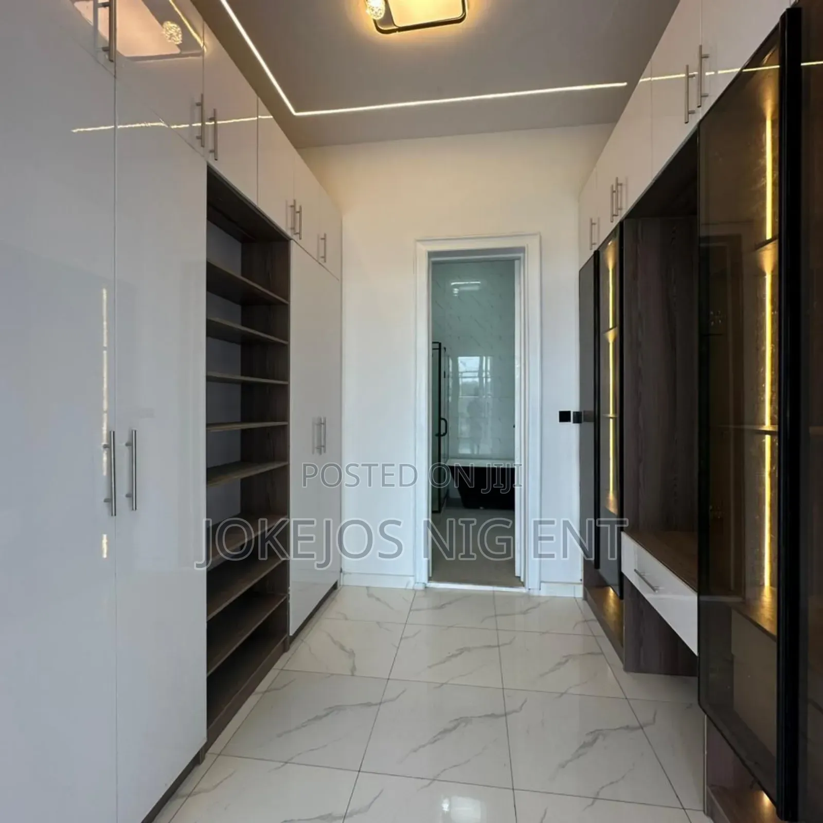 5bdrm Duplex in Orchid Road, Lafiaji for sale in Lafiaji