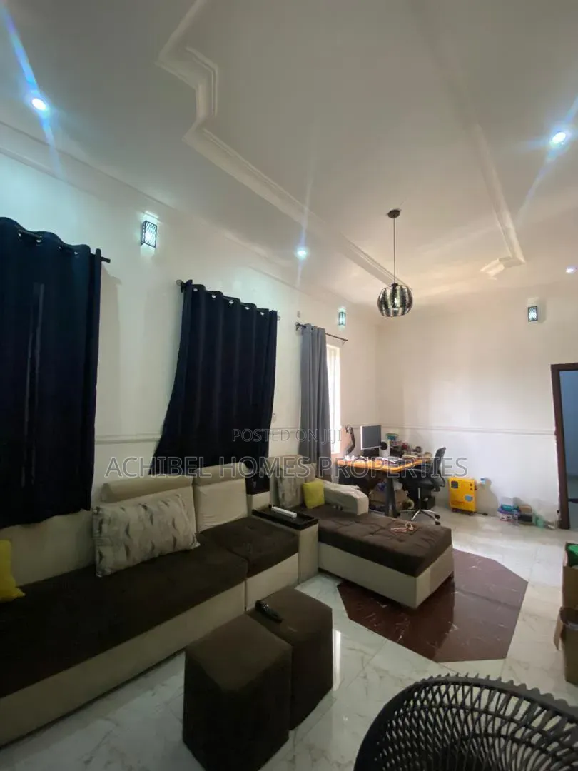 Mini Flat in Chevron for rent in Chevron