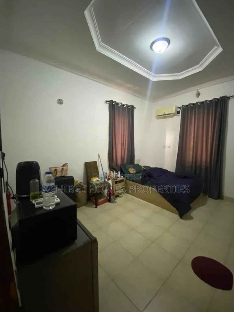Mini Flat in Chevron for rent in Chevron