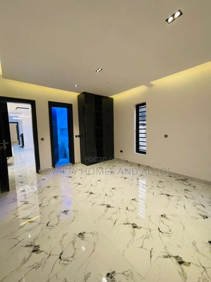 5bdrm Duplex in Adeniyi Jones for sale in Adeniyi Jones