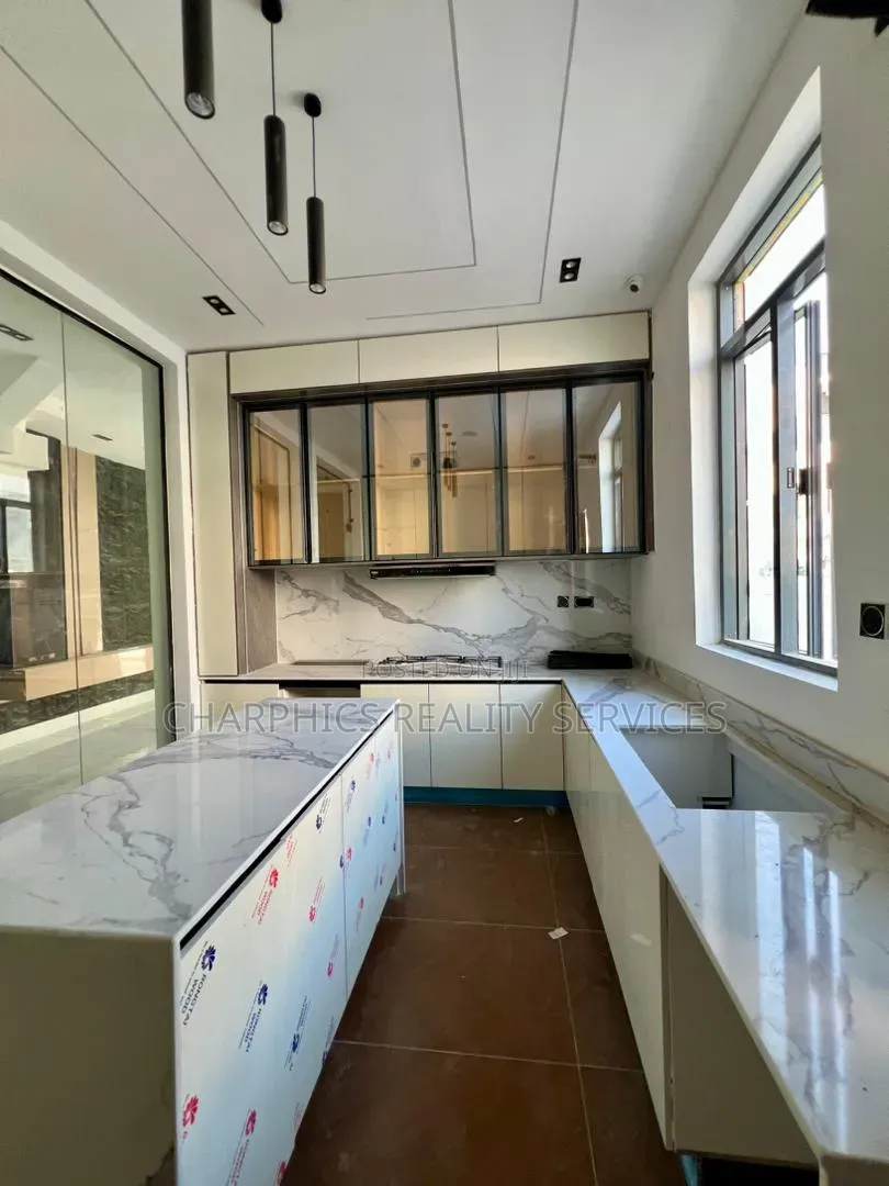 4bdrm Duplex in Chevron for sale in Chevron