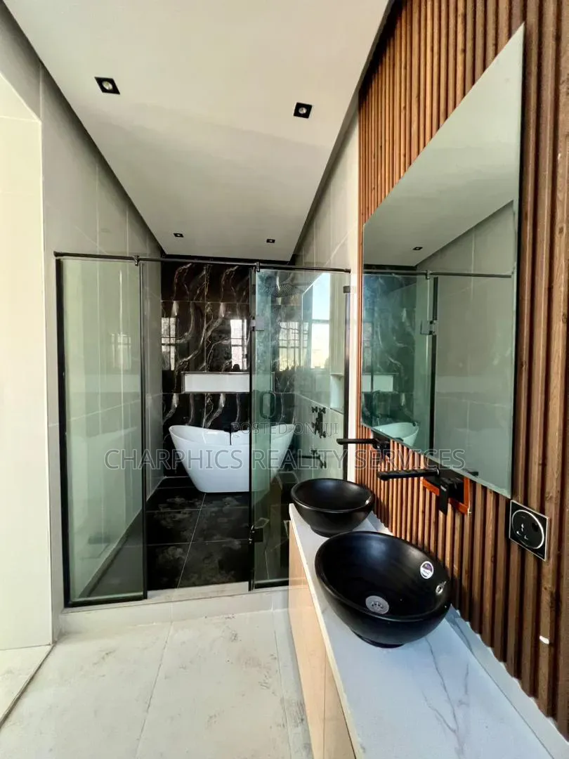 4bdrm Duplex in Chevron for sale in Chevron
