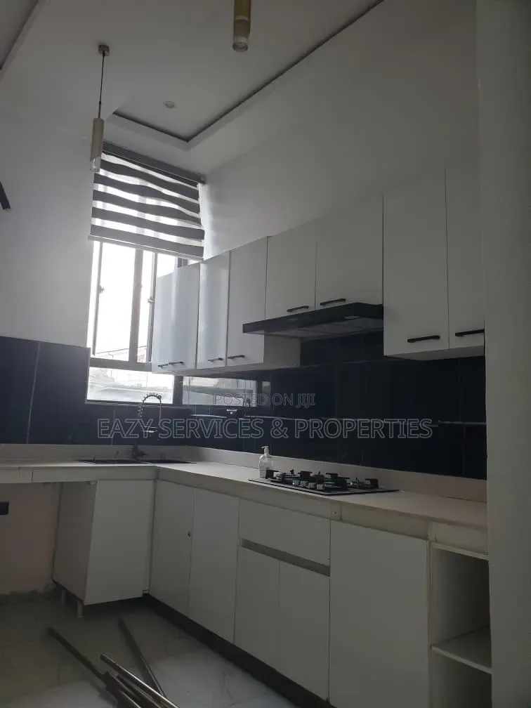 2bdrm Apartment in Gated And Secured, Lekki Phase 1 for sale in Lekki Phase 1