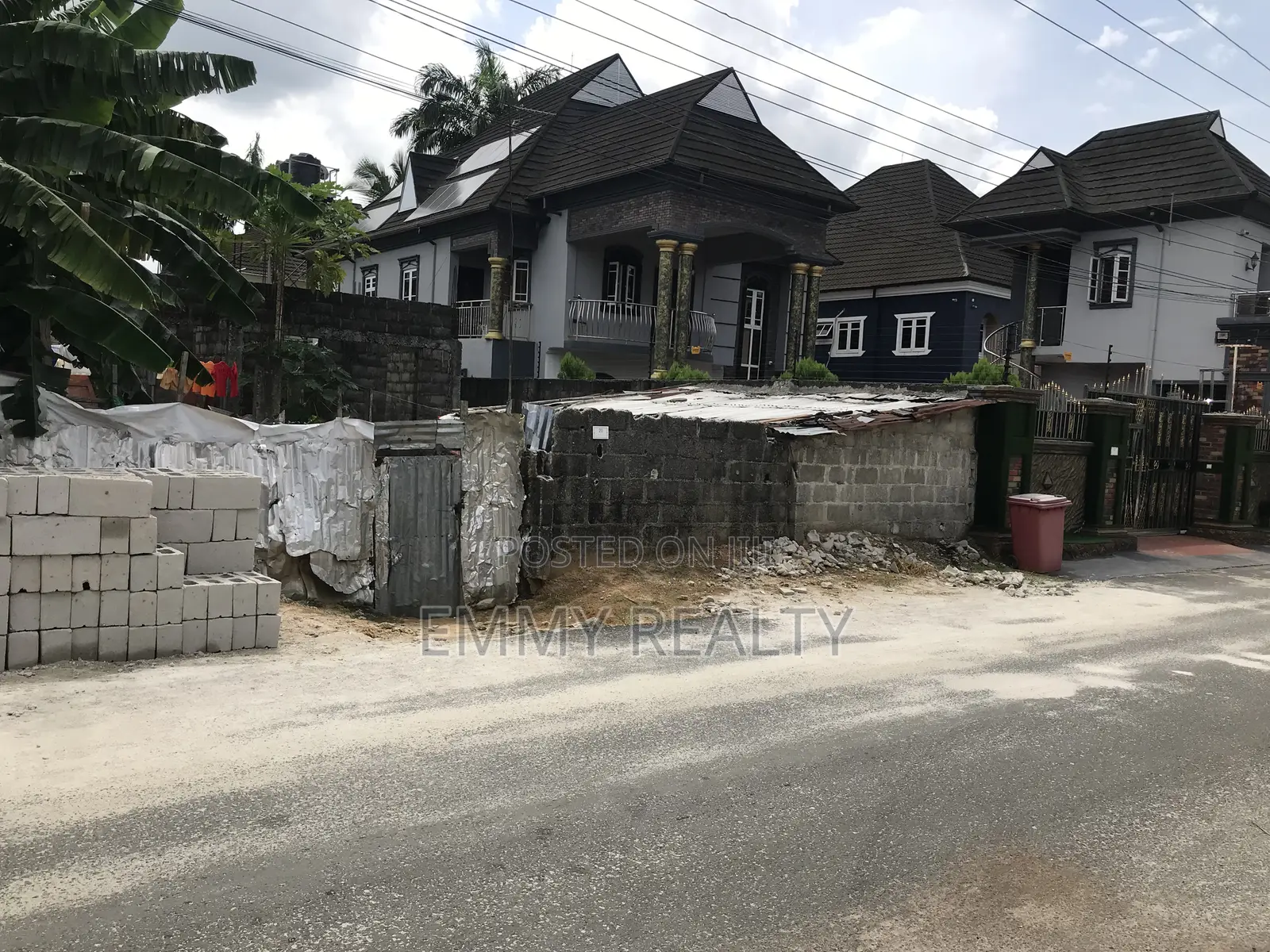 One Plot of Land With a 5 Bedroom Duplex Structure on It in Eliozu