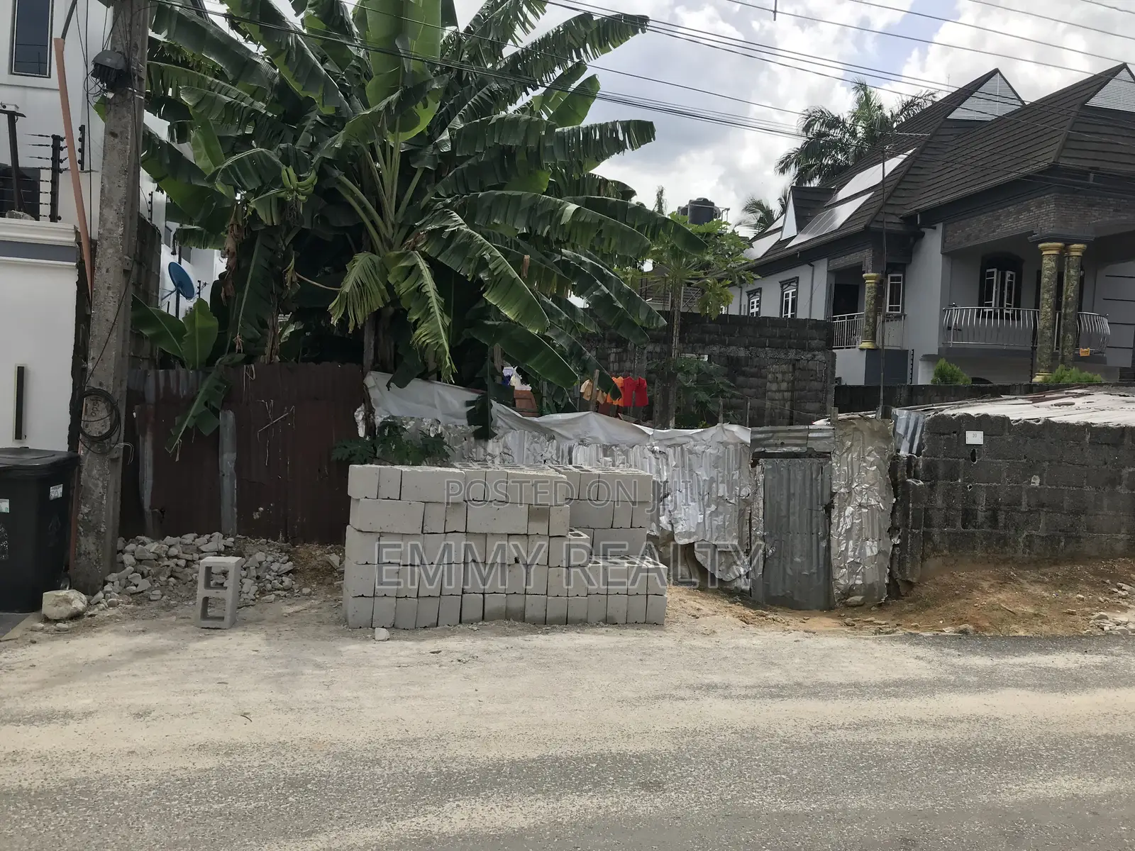 One Plot of Land With a 5 Bedroom Duplex Structure on It in Eliozu