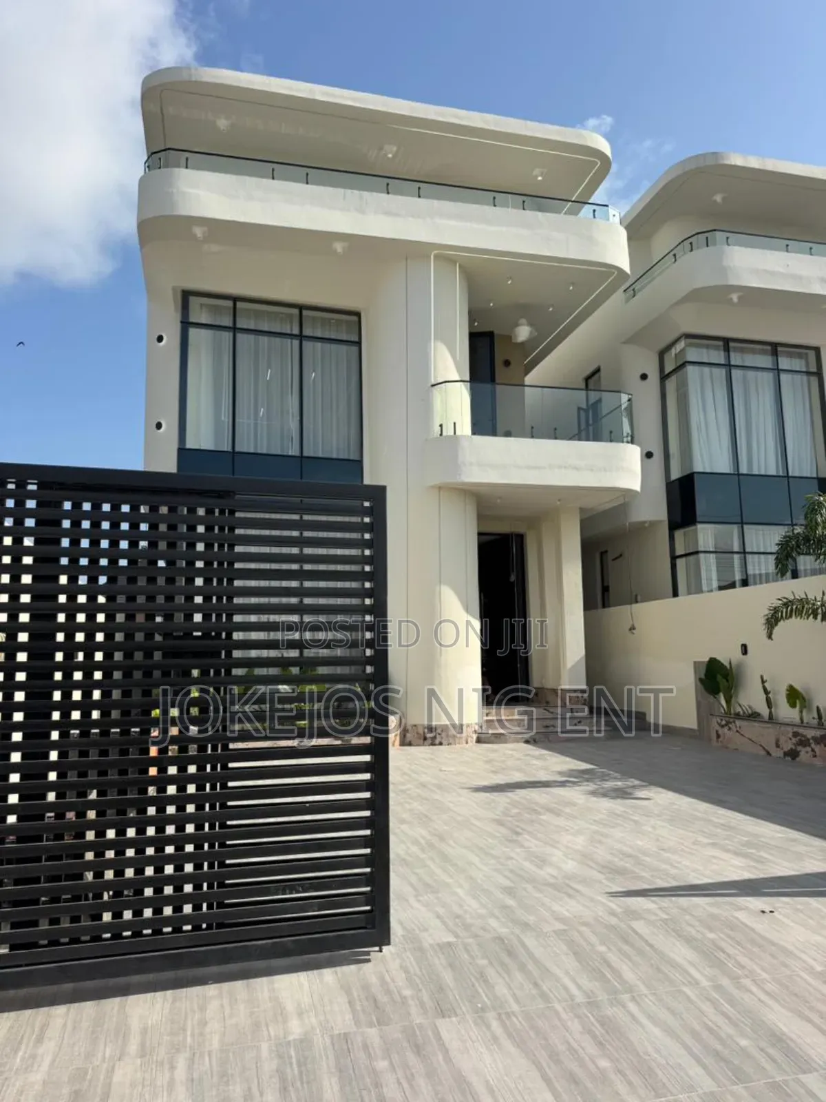 5bdrm Duplex in Orchid Road, Lafiaji for sale in Lafiaji
