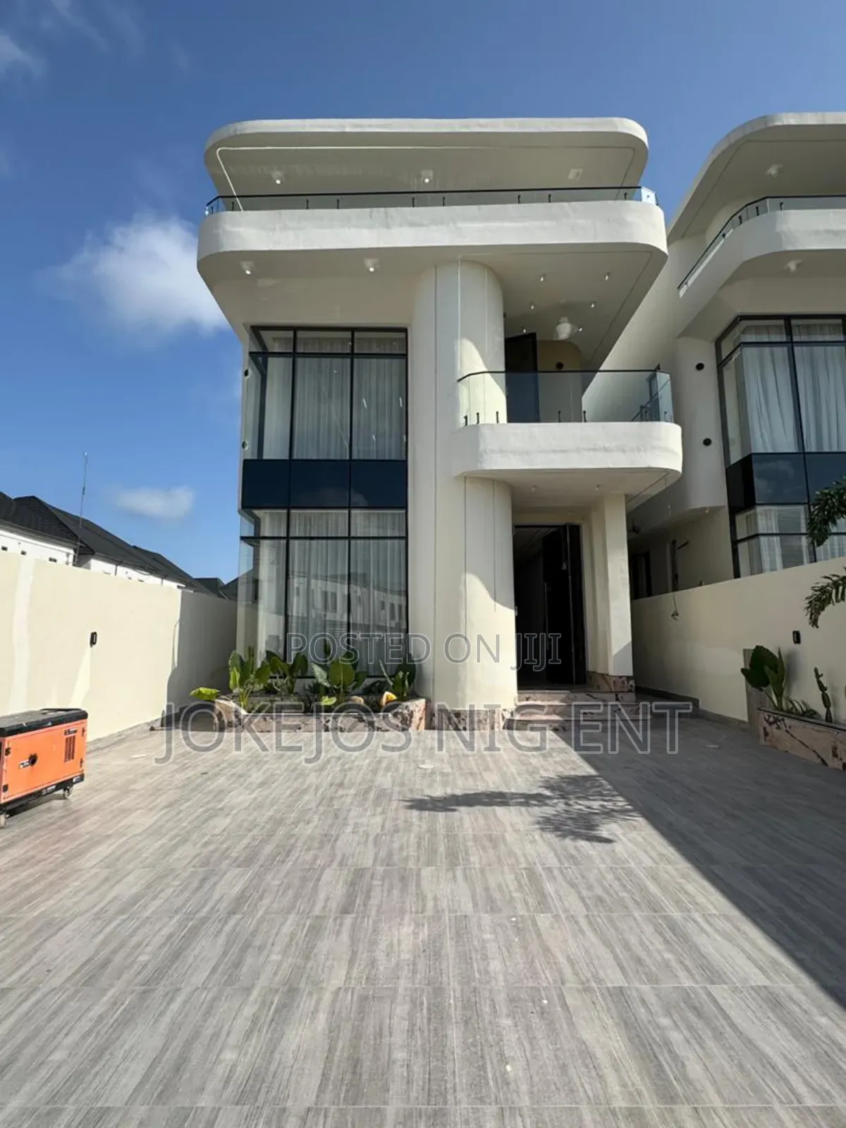 5bdrm Duplex in Orchid Road, Lafiaji for sale in Lafiaji